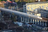 1200px-020_N700_Series_Shinkansen_新幹線_arriving_at_Kyoto_Station,_Japan.jpg