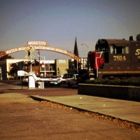 SP7814 crossing I St, Modesto on 10-29-95, with the Modesto Arch in the bac
