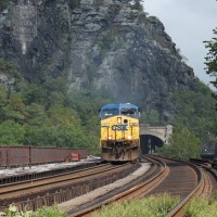 CSX 107 leads a train into Harpers Ferry