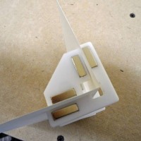 Magnetic corner clamps