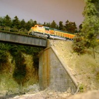 Eastbound BNSF Z detour train griding uphill on keith schabers UP La Grand sub layout