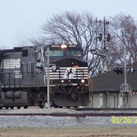 A C40-9W and an ES40DC lead a westbound roadrailer.