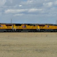 GEVOz and an SD70M westbound from Cheyenne