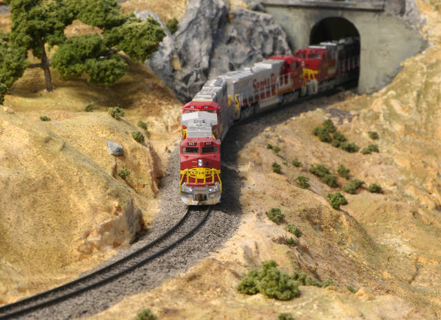 ATSF 643 EB at Tunnel 7 (east of Cliff)