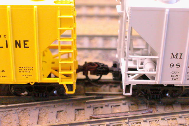 BLMA_-_Athearn_Covered_Hoppers_3-25-2010_15-32-11
