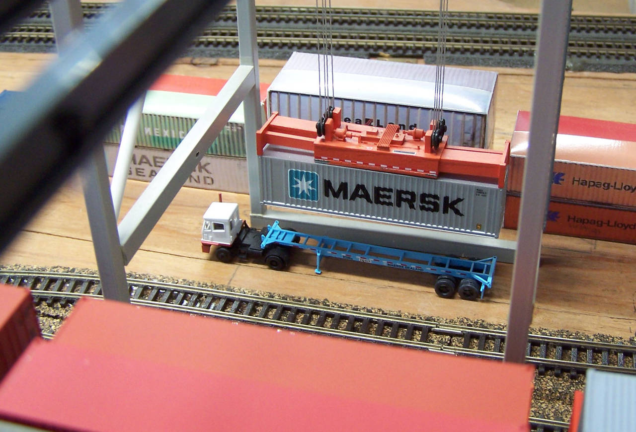 N Scale Container Ship & Crane